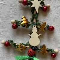 Weihnachtlicher Friesenbaum mit verschiedenen Dekorationselementen in Rot und Gold Bild 4