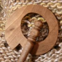 Sehr schöne Tuchnadel Schnecke oder Muschel aus Holz, Walnussbaum, die Nadel ist von Hand gedrechselt. Bild 8