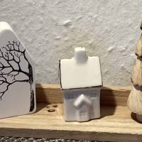 Dekoration auf Holz mit Haus aus Raysin und Haus aus Keramik, Baum aus Holz Bild 1