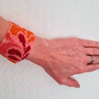 Breites Armband mit Blütenmotiv aus Miyuki Rocailles Größe M 18 cm Bild 4