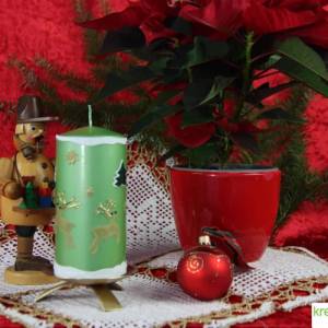grüne Weihnachtskerze mit Rentieren, Tannen und Sternen Bild 1