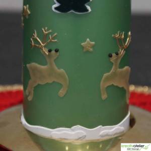 grüne Weihnachtskerze mit Rentieren, Tannen und Sternen Bild 4