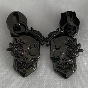 Zipper Skull&Rose, breit, gunmetal / Schieber für Reißverschlüsse mit Spiralraupe Bild 2