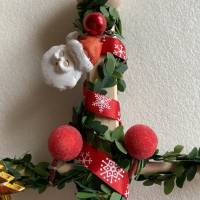 Großer weihnachtlicher Friesenbaum mit Dekorationselementen in Rot und Gold Bild 5