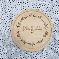 Schneidebrett mit Gravur | personalisiertes Brotbrett | Holzbrett mit Namensgravur | Geschenk zur Hochzeit Bild 1