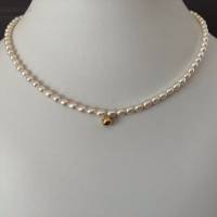 Weiße Perlenkette mit Ball: Gold filled, Zuchtperlen in Tropfenform, Brautschmuck, Geschenk Frau, Handarbeit aus Bayern Bild 1