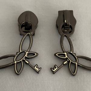 Zipper Libelle&Schlüssel, breit, gunmetal / Schieber für Reißverschlüsse mit Spiralraupe Bild 2