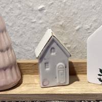 Dekoration auf Holz mit Haus aus Raysin und Haus und Baum aus Keramik Bild 1