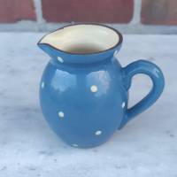 Kleines Milchkännchen - Sahnekännchen - Keramik - Blau mit weißen Punkten Bild 1