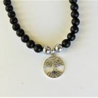 Markante schwarze Edelsteinkette für Herren mit silbernem Talisman dem Baum des Lebens. Bild 1