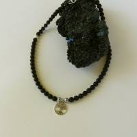 Markante schwarze Edelsteinkette für Herren mit silbernem Talisman dem Baum des Lebens. Bild 2