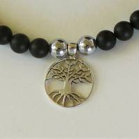 Markante schwarze Edelsteinkette für Herren mit silbernem Talisman dem Baum des Lebens. Bild 4