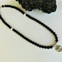 Markante schwarze Edelsteinkette für Herren mit silbernem Talisman dem Baum des Lebens. Bild 5