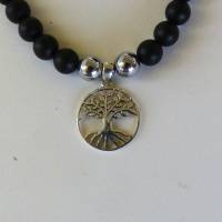 Markante schwarze Edelsteinkette für Herren mit silbernem Talisman dem Baum des Lebens. Bild 7