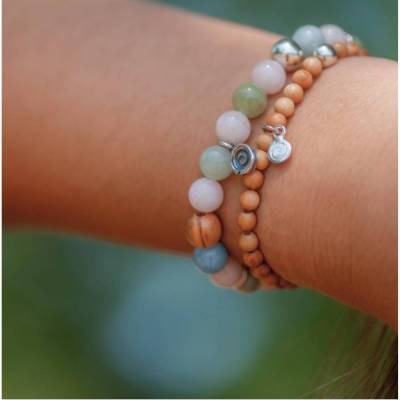 Handgefertigtes Slip-On Armband aus Olivenholzperlen, mit Silber.