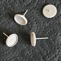 Weißfarbige Ohrstecker, Rohlinge für 12 mm Cabochons,  10 Stück Bild 1