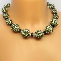 Kette "Leopardy" aus Silikonperlen im Leo-Look, weißen Perlen, schwarzen Achat-Rondellen u. Magnetschliesse, ver Bild 4
