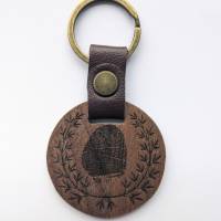 Schlüsselanhänger aus Wallnussholz mit individueller Gravur - Kinderzeichnung oder Fingerabdruck als Geschenk Bild 1