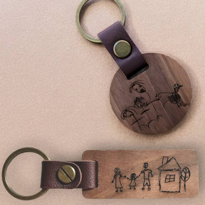 Schlüsselanhänger aus Wallnussholz mit individueller Gravur - Kinderzeichnung oder Fingerabdruck als Geschenk
