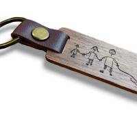 Schlüsselanhänger aus Wallnussholz mit individueller Gravur - Kinderzeichnung oder Fingerabdruck als Geschenk Bild 2