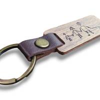 Schlüsselanhänger aus Wallnussholz mit individueller Gravur - Kinderzeichnung oder Fingerabdruck als Geschenk Bild 3