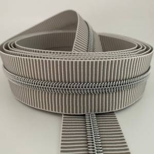 Reißverschluss „Silver Stripes“, breit, hellgrau-weiß / Endlosreißverschluss mit metallisierter Kunststoffraupe / Meterw Bild 1