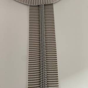 Reißverschluss „Silver Stripes“, breit, hellgrau-weiß / Endlosreißverschluss mit metallisierter Kunststoffraupe / Meterw Bild 3