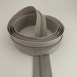 Reißverschluss „Silver Stripes“, breit, hellgrau-weiß / Endlosreißverschluss mit metallisierter Kunststoffraupe / Meterw Bild 4