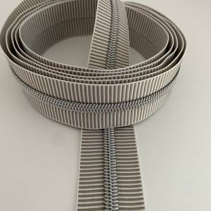 Reißverschluss „Silver Stripes“, breit, hellgrau-weiß / Endlosreißverschluss mit metallisierter Kunststoffraupe / Meterw Bild 5