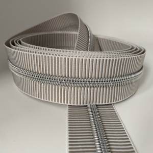 Reißverschluss „Silver Stripes“, breit, hellgrau-weiß / Endlosreißverschluss mit metallisierter Kunststoffraupe / Meterw Bild 6