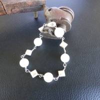 elegantes Gliederarmband mit schimmernden Muschel Perlen und versilberte Zwischenteilen. Unikat von Hand gemacht Bild 1