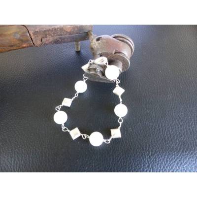 elegantes Gliederarmband mit schimmernden Muschel Perlen und versilberte Zwischenteilen. Unikat von Hand gemacht
