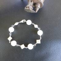 elegantes Gliederarmband mit schimmernden Muschel Perlen und versilberte Zwischenteilen. Unikat von Hand gemacht Bild 5