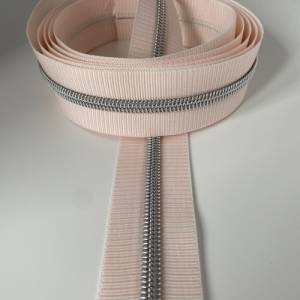 Reißverschluss „Silver Stripes“, breit, hellrosa-weiß / Endlosreißverschluss mit metallisierter Kunststoffraupe / Meterw Bild 3