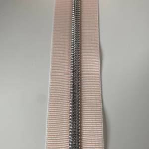 Reißverschluss „Silver Stripes“, breit, hellrosa-weiß / Endlosreißverschluss mit metallisierter Kunststoffraupe / Meterw Bild 5