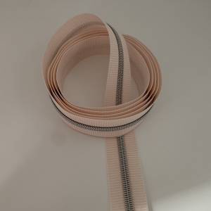Reißverschluss „Silver Stripes“, breit, hellrosa-weiß / Endlosreißverschluss mit metallisierter Kunststoffraupe / Meterw Bild 6