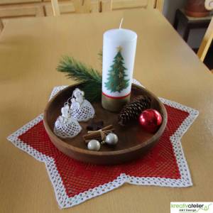 Handverzierte Weihnachtskerze mit goldglänzendem Tannenbaum und Sternen, Perfekte Weihnachtsdeko Bild 9