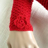 Armstulpen Pulswärmer gestrickt aus Wolle in rot mit Häkelblumen Bild 4