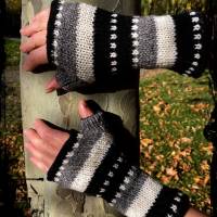 Handstulpen schwarz/grau/beige, Wollstulpen mit Fleecefutter, Pulswärmer, Handwärmer aus Schafswolle Bild 3