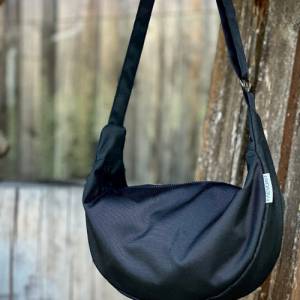 Halbmondtasche Tilda schwarz / Upcycling Taschen / Recycelte Taschen / Vegane Taschen / Crossbody bag Damen / Nachhaltig Bild 6