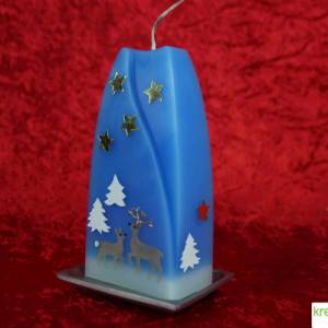 Blaue Weihnachtskerze, zweifarbige Formkerze mit Waldtieren, Winterlandschaft und Widmung Bild 1