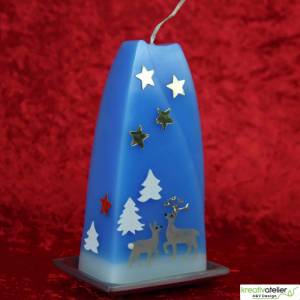 Blaue Weihnachtskerze, zweifarbige Formkerze mit Waldtieren, Winterlandschaft und Widmung Bild 3