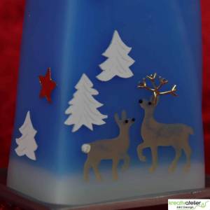 Blaue Weihnachtskerze, zweifarbige Formkerze mit Waldtieren, Winterlandschaft und Widmung Bild 5