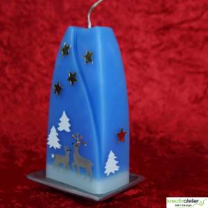 Blaue Weihnachtskerze, zweifarbige Formkerze mit Waldtieren, Winterlandschaft und Widmung Bild 7