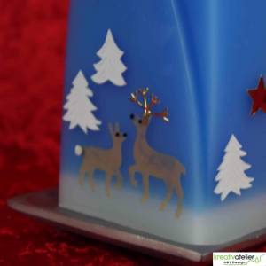Blaue Weihnachtskerze, zweifarbige Formkerze mit Waldtieren, Winterlandschaft und Widmung Bild 8