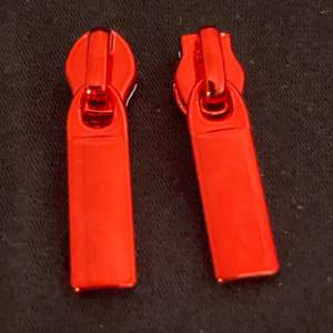 Zipper Intense Colors, schmal, rot / Schieber für schmale Endlosreißverschlüsse mit Spiralraupe / Anhänger / Puller Bild 2