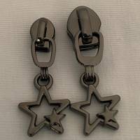 Zipper 2 Stars, schmal, gunmetal / Schieber für schmale Reißverschlüsse mit Kunststoffraupe / Anhänger / Puller Bild 4