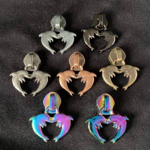 Zipper Dolphin-Heart, breit, regenbogen, glänzend / Schieber für Reißverschlüsse mit Spiralraupe Bild 2
