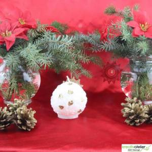 Weiße Weihnachtskerze mit Rosen und goldenen Blättern Bild 4