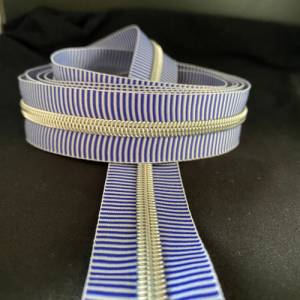 Reißverschluss „Silver Stripes“, breit, blau-weiß / Endlosreißverschluss mit metallisierter Kunststoffraupe / Meterware Bild 2